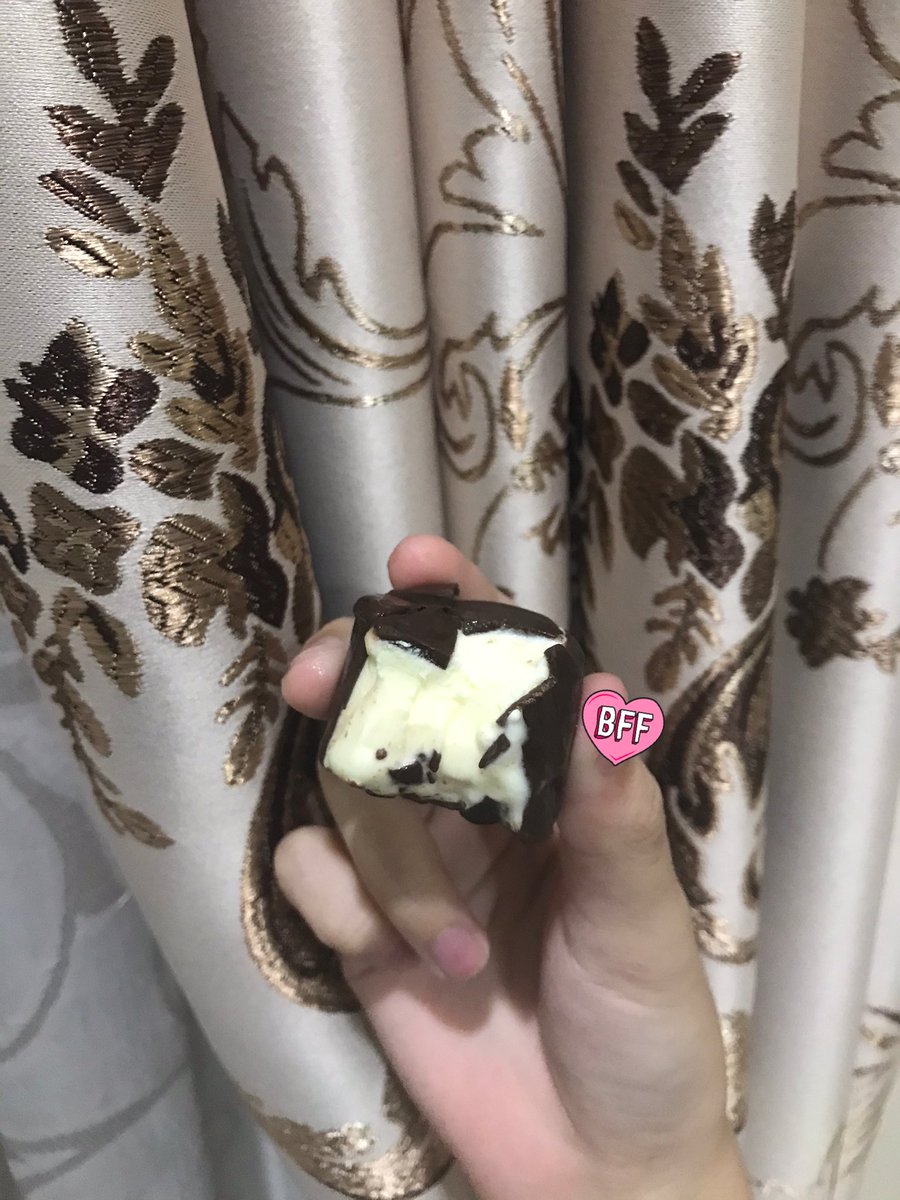 Jhxrmc's tweet image. ไอติม cremo อันนี้อร่อยอ่ะทุกคน ชอบช้อคข้างนอกมาก ขมๆหวานๆ อาหย่อย วานิลาข้างในก็โอเค กัดเเล้วกรอบๆเลยตัวช้อคที่เคลือบ ราคา 20 บาท ตกลูกละ5บาท  ที่สำคัญเเบรด์ไม่สลิ่มคร้าบ