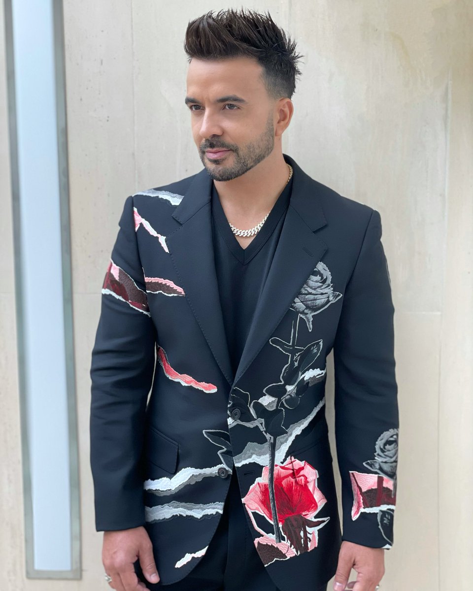 LuisFonsi's tweet photo. Cuando te vistes pa’ viernes pero te das cuenta que es jueves 🌹🤷🏻‍♂️ https://t.co/GF74g0ibi8
