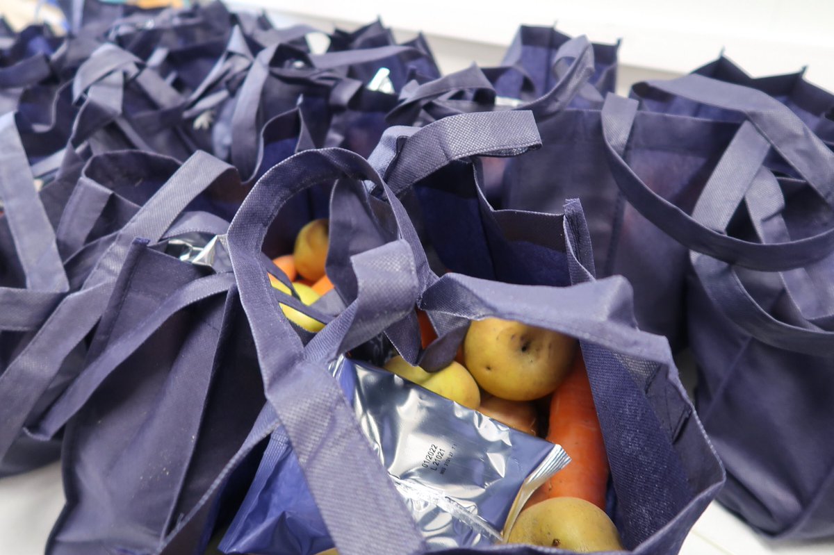 Aujourd’hui avec <a href="/LinkeeOfficiel/">Linkee</a> l’Université PSL organise une distribution alimentaire à destination des étudiants.
Merci à notre super équipe de bénévoles et à <a href="/NightlineFrance/">Nightline France (Compte gelé)</a> présent sur place ! 🤗