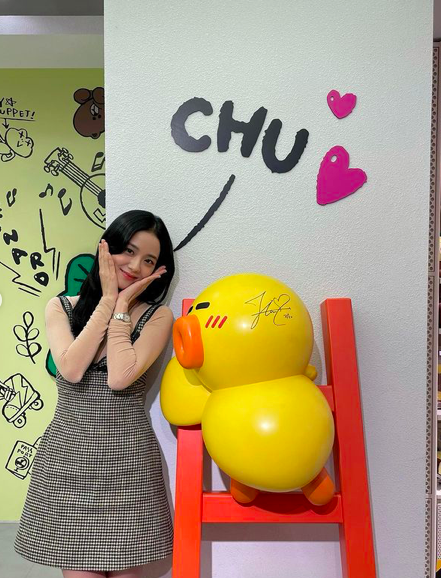 WORLDMUSICAWARD's tweet photo. #BLACKPINK’s #Jisoo is the prettiest gamer!
#LineFriends X #KartRiderRushPlus!👩‍🎤🐢🐰📸✨🔥👑💚 @BLACKPINK 
https://t.co/voIKiI1GUN https://t.co/VcFppJZuYf