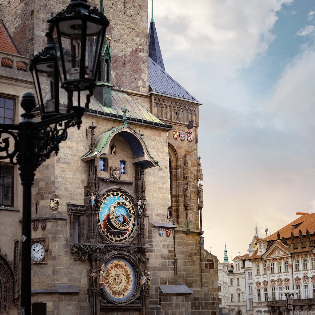 チェコ共和国 公式 プラハの旧市街広場にある天文時計はご存知の方も多いのではないでしょうか しかしチェコにある天文時計 はこれだけではありません 毎時間人形が現れる天文時計 村のモチーフをあしらった天文時計 最新の天文時計 ぜひ一緒に