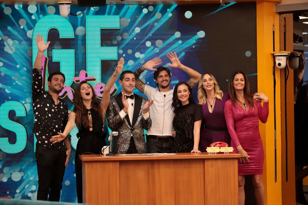 QuiMediaset_it's tweet photo. Chiusura record per #GFLateShow in seconda serata su #MediasetExtra:
425.000 spettatori e il 5.4% di share. 
Ottimo risultato sui giovani 15-24enni con il  12% di share.
#AscoltiTv @grandefratellotv. https://t.co/bPlQe8lrUz