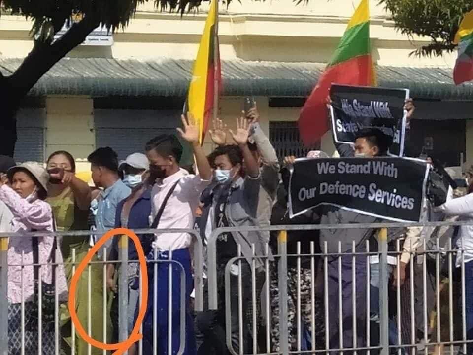 Rita18663818's tweet photo. Dear World, When you see anyone with daggers, slingshots or other weapons , this is not us (not exactly us).They all are hourly paid blackguards hired by Juntas.
#RejectMilitaryCoup
#we_protest_peacefully
#we_never_violate
#JuntasTrick
#FreeAungSanSuuKyiAndDetainees
#NoReElection https://t.co/H01T4taW2j