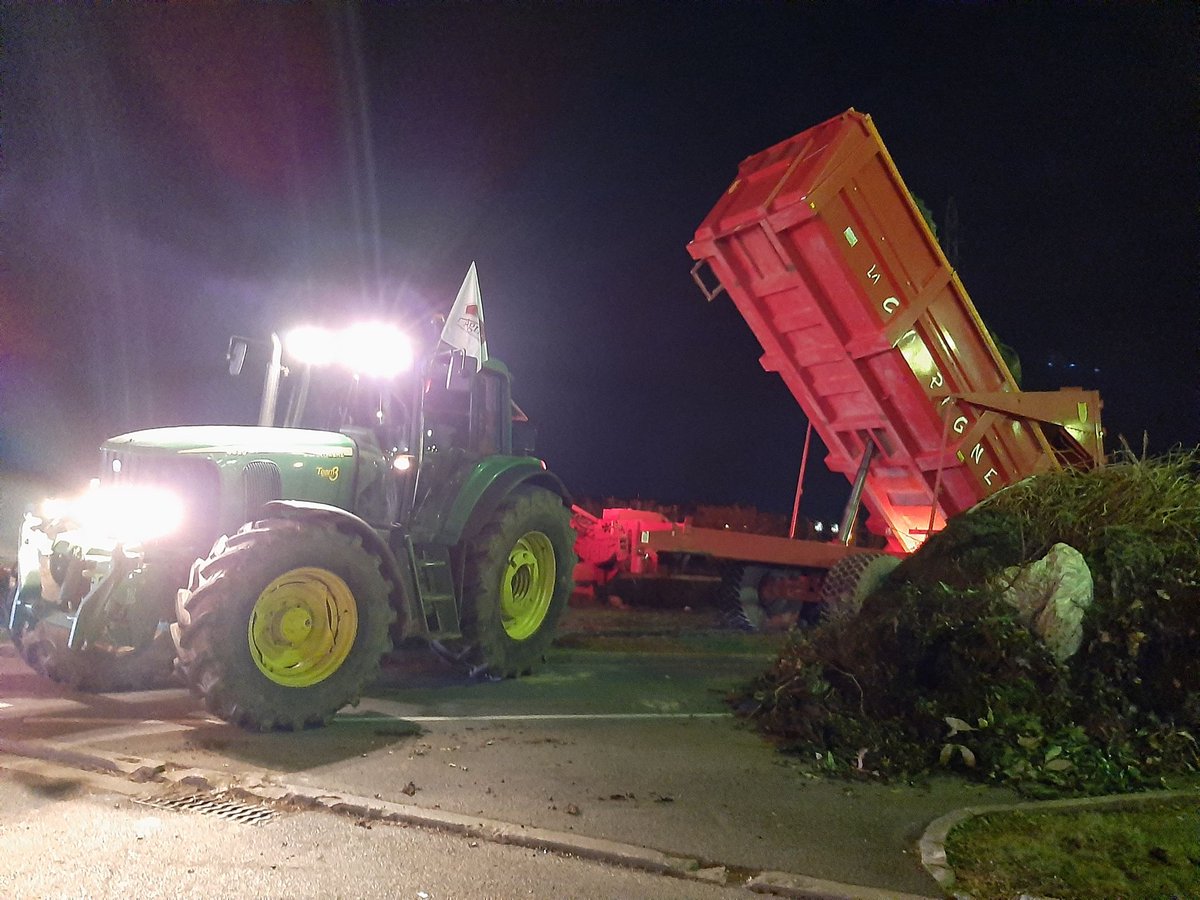 ja_somme's tweet photo. 💥Hier soir, nous avons réalisé deux actions coup de poing sur les centrales d'achat de Chaulnes (Intermarché) et d'Amiens (Simply Market) pour une rémunération plus juste de nos produits et de notre travail💥➡️Faire respecter la loi #EGAlim  #jeunesagriculteurs
@FDSEA80 https://t.co/v0LRe7783W