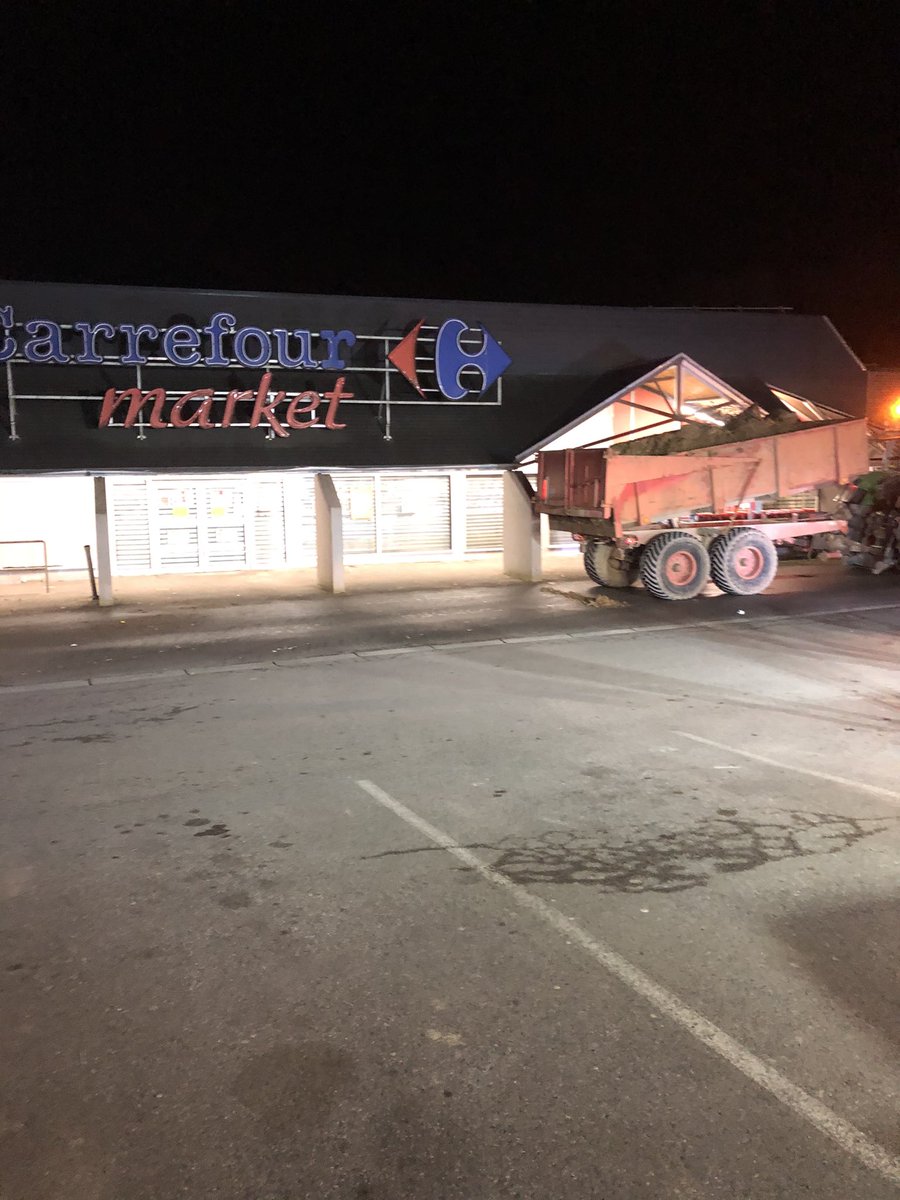 georgesmuzart's tweet photo. La bataille des négociations continue  @jeunesagri02 avec @usaa_02 en action pour une juste répartition de la valeur et l’application des Egalim. A qui le tour demain matin ?@JAHautsdeFrance @JeunesAgri @FNSEA https://t.co/xByd8KwRFW