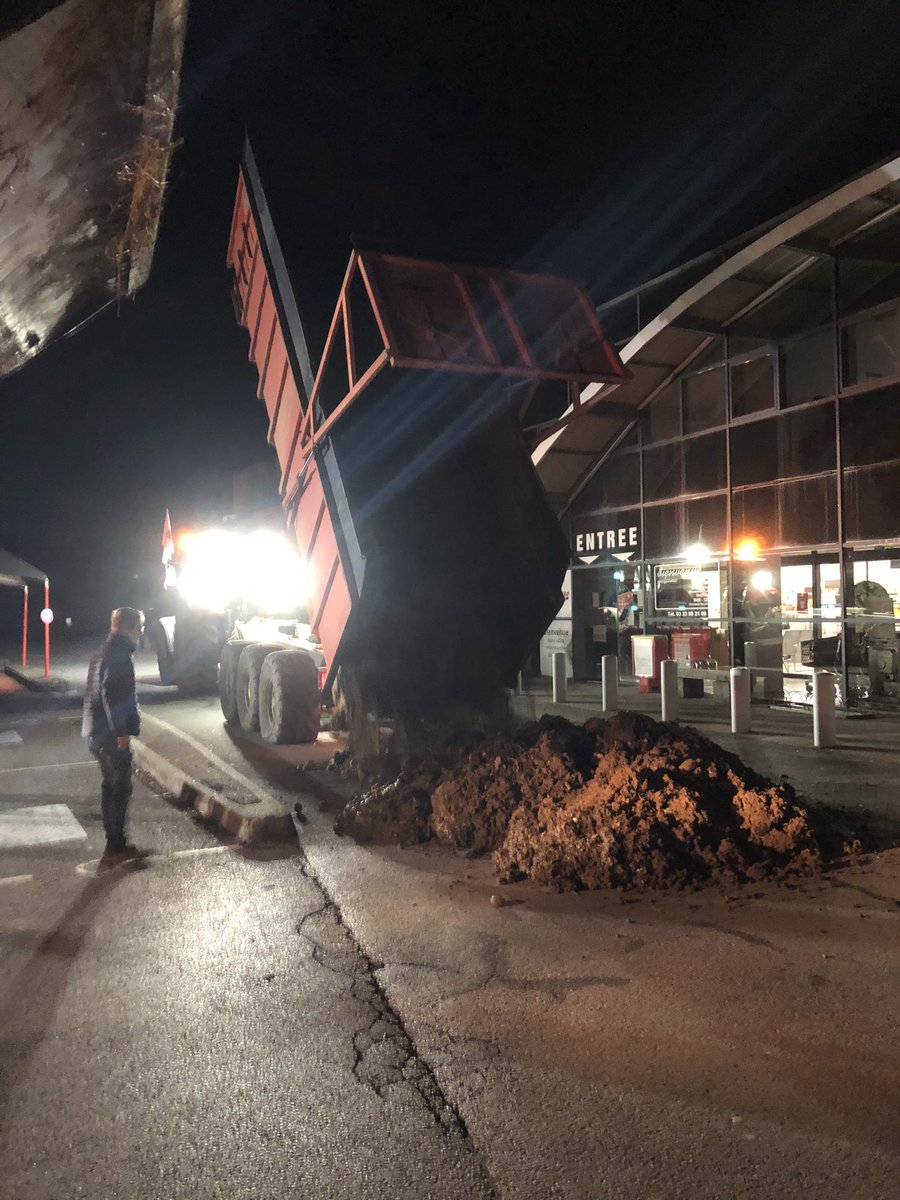 georgesmuzart's tweet photo. La bataille des négociations continue  @jeunesagri02 avec @usaa_02 en action pour une juste répartition de la valeur et l’application des Egalim. A qui le tour demain matin ?@JAHautsdeFrance @JeunesAgri @FNSEA https://t.co/xByd8KwRFW