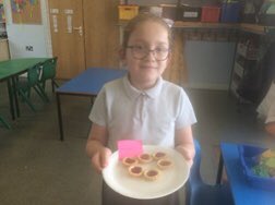 FoxHill_Primary's tweet photo. Y2 have made jam tarts for #CoxellsKitchen!
#PastryWeek https://t.co/hHhUInv21w