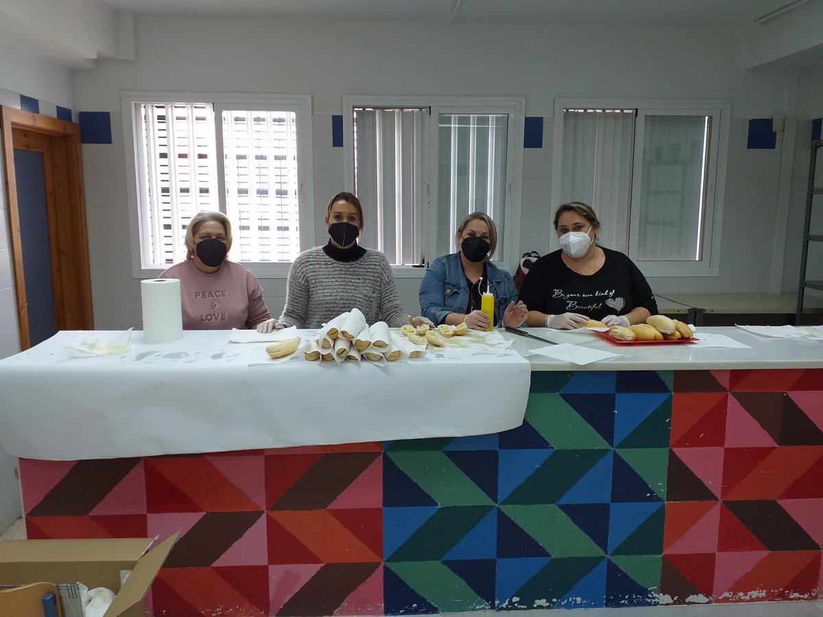 Hoy, gracias al AMPA, les ofrecemos a nuestro alumnado un desayuno andaluz con pan, aceite y azucar.