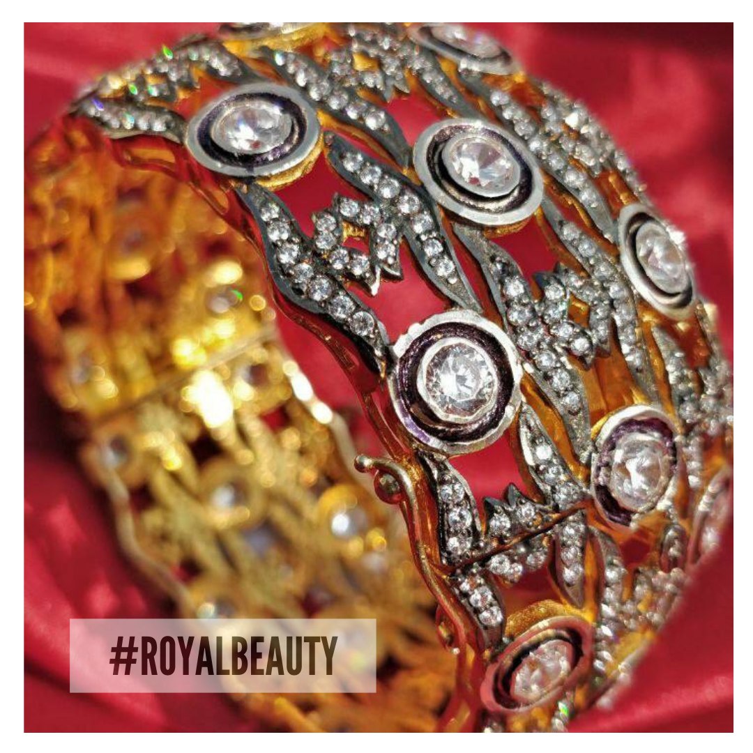 Thekarigar's tweet photo. Some royalty in your feed 🔥❣️
Buy this royal look bracelet/cuff to look royal & unique 💕
https://t.co/gC6Gcx7HZ6
#karigarofficial #whitestonebracelet #goldbracelet #goldcuff #silvercuff https://t.co/VsATvadi4b