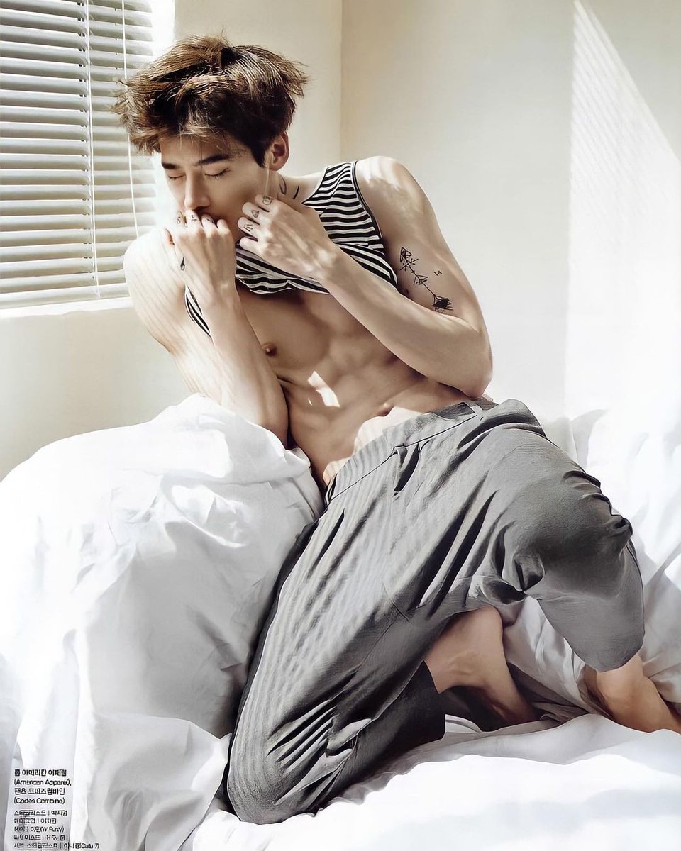 nareeratt_b's tweet photo. โอยยยบอดี้สวยมากเห็นซิ๊กแพคแล้วจะเป็นลมมม 😭🙈😍 #Leejongsuk https://t.co/qTiYTWbvus