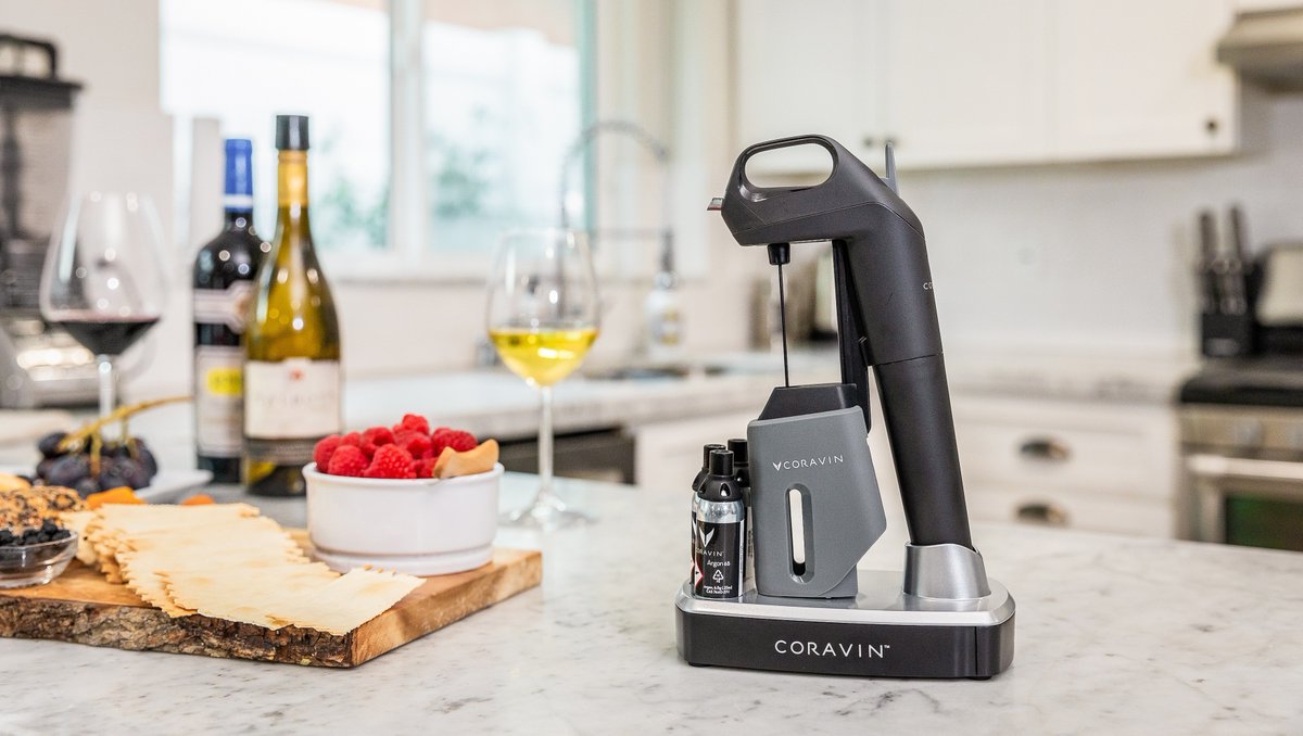 Coravin est un véritable objet design qui se doit d’être mis en valeur dans votre intérieur. Le socle de rangement Premium est idéal en ce sens et vous permet également de garder vos capsules de gaz, vos aiguilles et votre aérateur à portée de main. 

bit.ly/2Ld4eGj