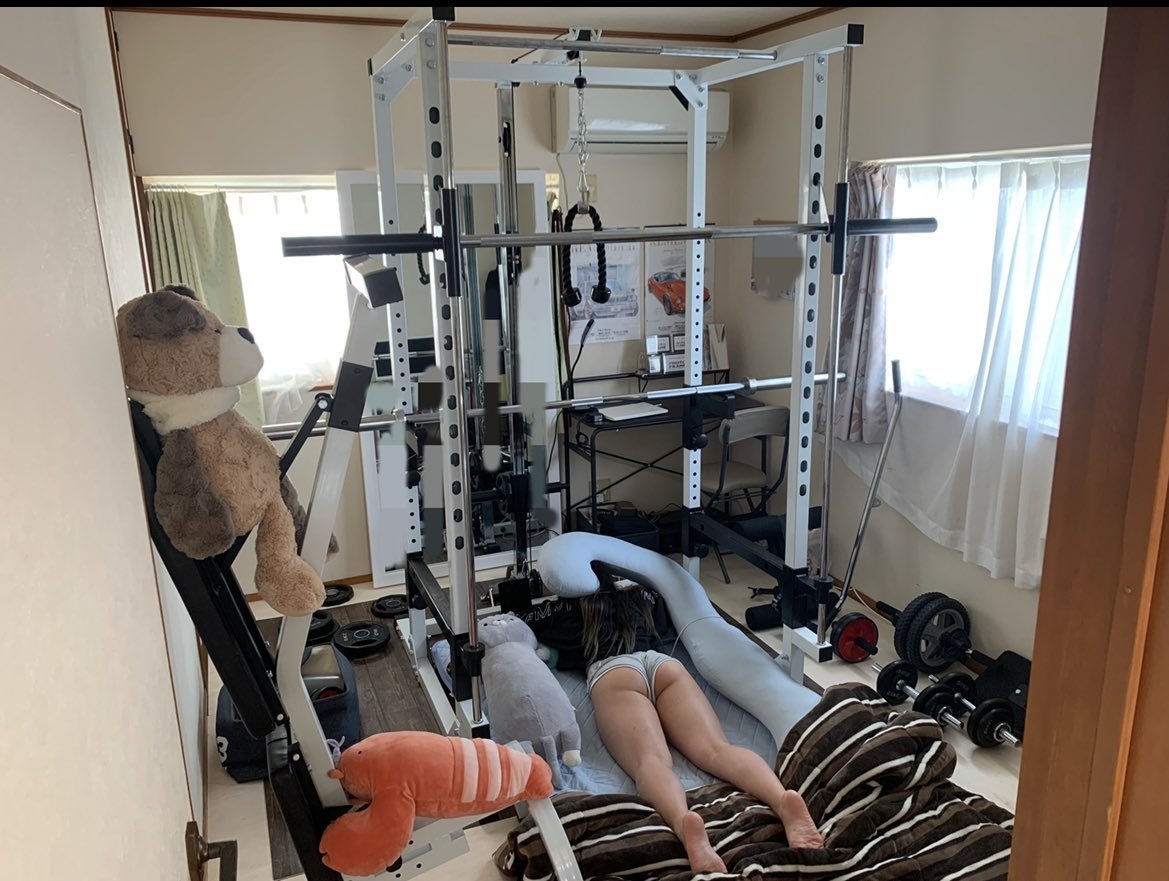 Protis公式 ホームジム紹介 A Twitter 器具と同居するホームジム 022 さくらさん Sakuratinn316 の ホームジム です 作業スペース 寝室 トレーニング部屋が1つにギュッとなってます 頑張ればラックは購入できる と思わせてくれるようなホームジムですね