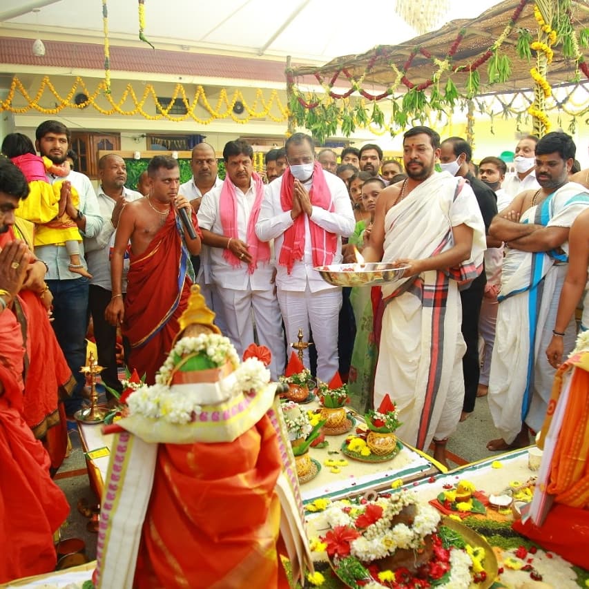 mekalakavyabrs's tweet photo. Maha Chandi Yagam being performed at home today. Minister @chmallareddyMLA Garu, Corporators, Leaders, Relatives, Others attended. https://t.co/tLI3OkDkT3