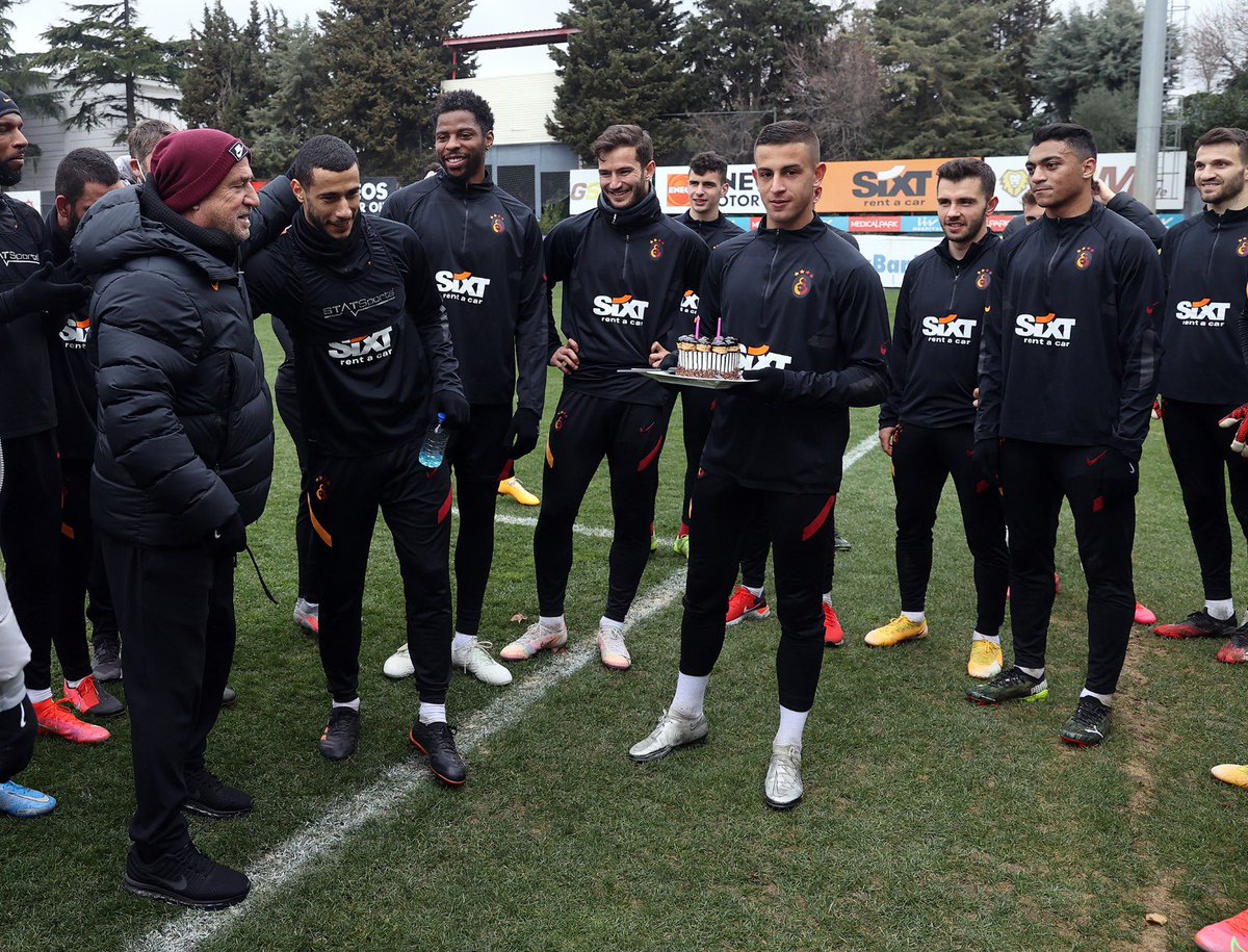 GalatasaraySK's tweet photo. Antrenmanın ardından Younes Belhanda'nın doğum günü kutlandı. 🎂 https://t.co/C4xCyvJyJ4