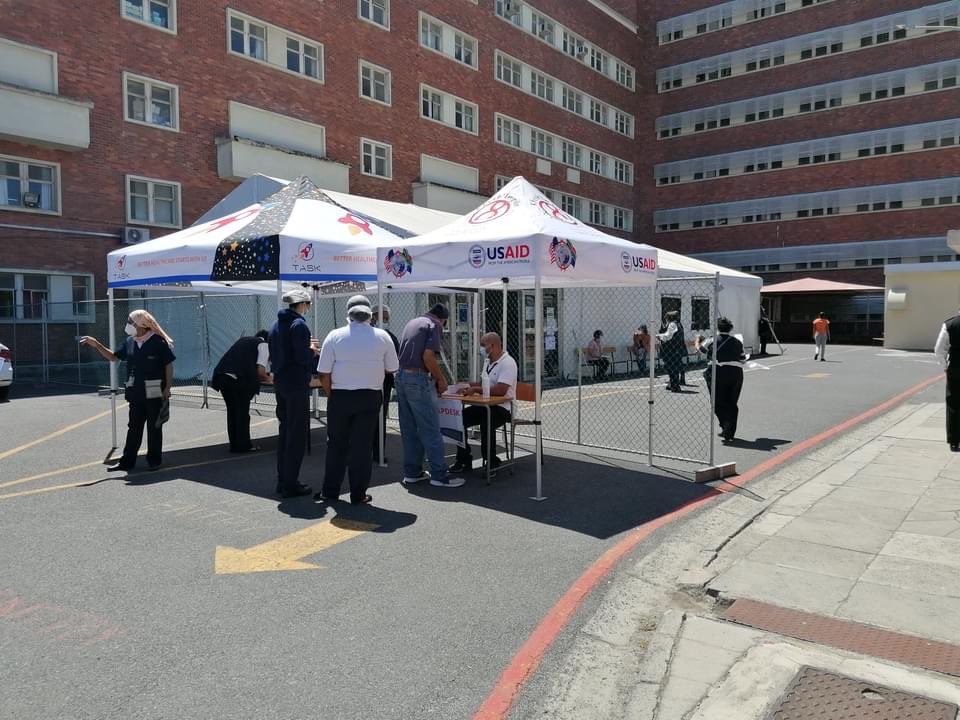TASKinCommunity's tweet image. TASK is pleased to be part of Sisonke the first phase of COVID-19 Vaccine Rollout to health workers initiated by national government.Pictured here is the efficient set up at Karl Bremer Hospital, Cape Town, with TASK pharmacists and study personnel preparing the vaccine.