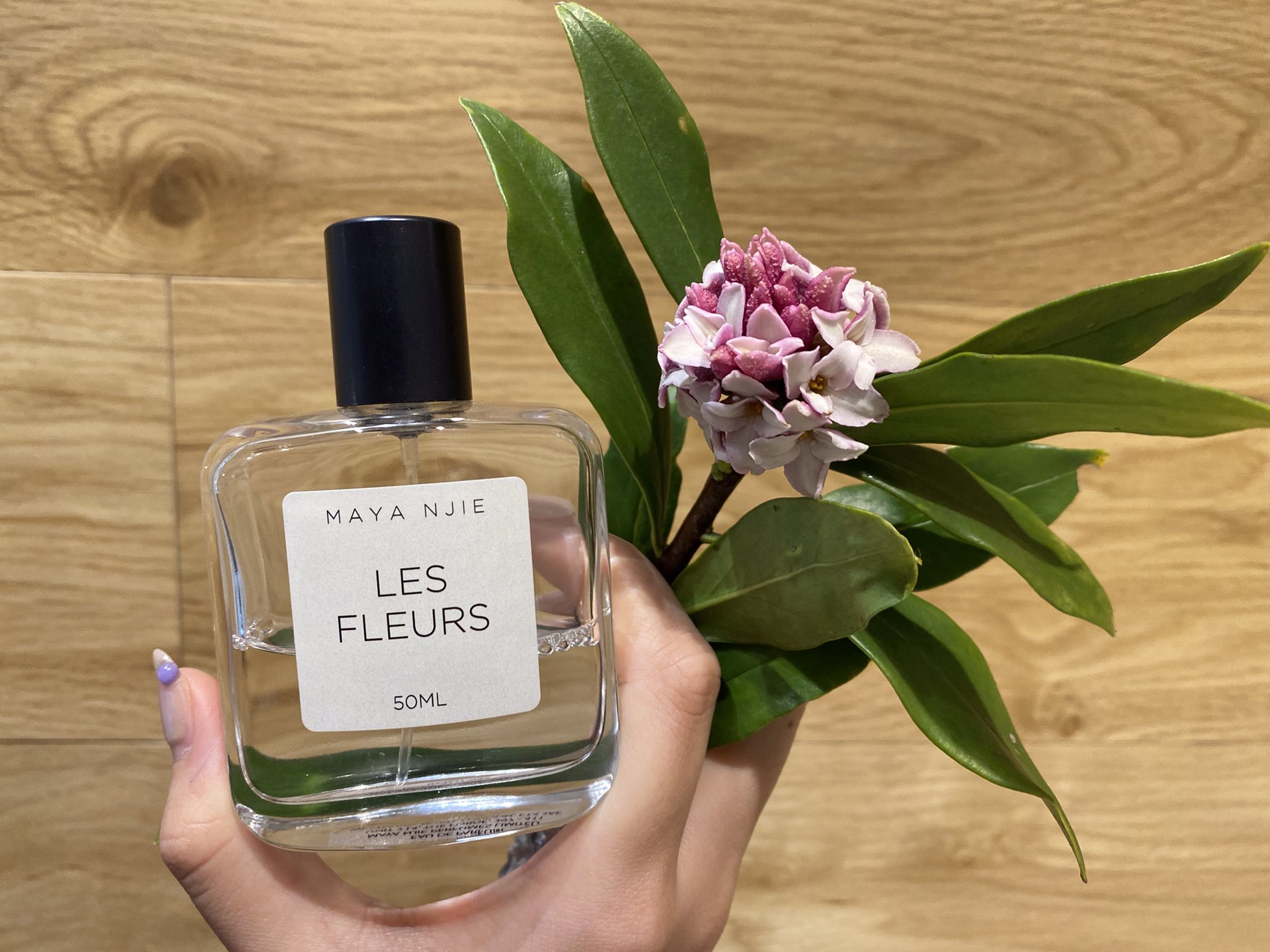Nose Shop ノーズショップ 香水のセレクトショップ シアーな香りを身に付けて Maya Njie レ フルール Les Fleursはフランス語で 花々 という意味だそう グリーンフローラルの香りと そわそわ ウキウキ ワクワクな気持ちを持って 春に飛び込もう