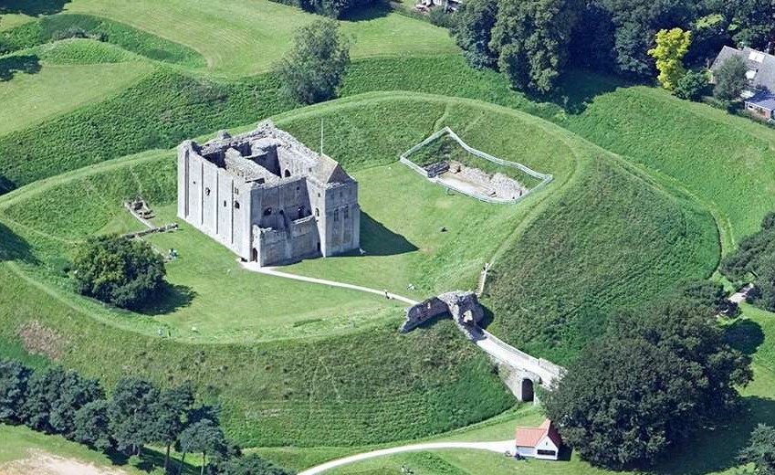 mw_trust's tweet photo. #OnThis Day in 1308, a month after her marriage, Isabella of France was crowned Queen of England in Westminster Abbey. She was the most famous resident of Castle Rising Castle, which from 1331 to 1358 was one of her favourite properties. https://t.co/jd9GnUTunN