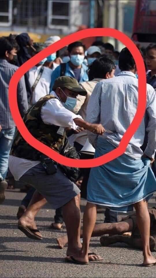 tharrlwin's tweet photo. Myanmar Military Junta hired Mafia attacking the unarmed civilians.
#WhatsHappeningInMyanmar 
#Feb25Coup 
#brutalities https://t.co/JTGsVoY7vy