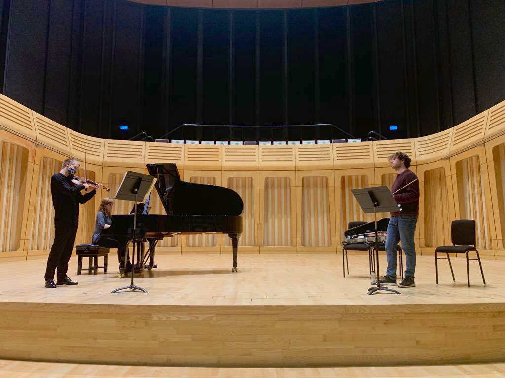 Feeling very lucky and thankful to be learning in person at this time - Thank you <a href="/RidoutTimothy/">Timothy Ridout</a>  for a brilliant concert and Masterclass <a href="/RWCMD/">Royal Welsh College of Music & Drama</a> #rwcmdstrings