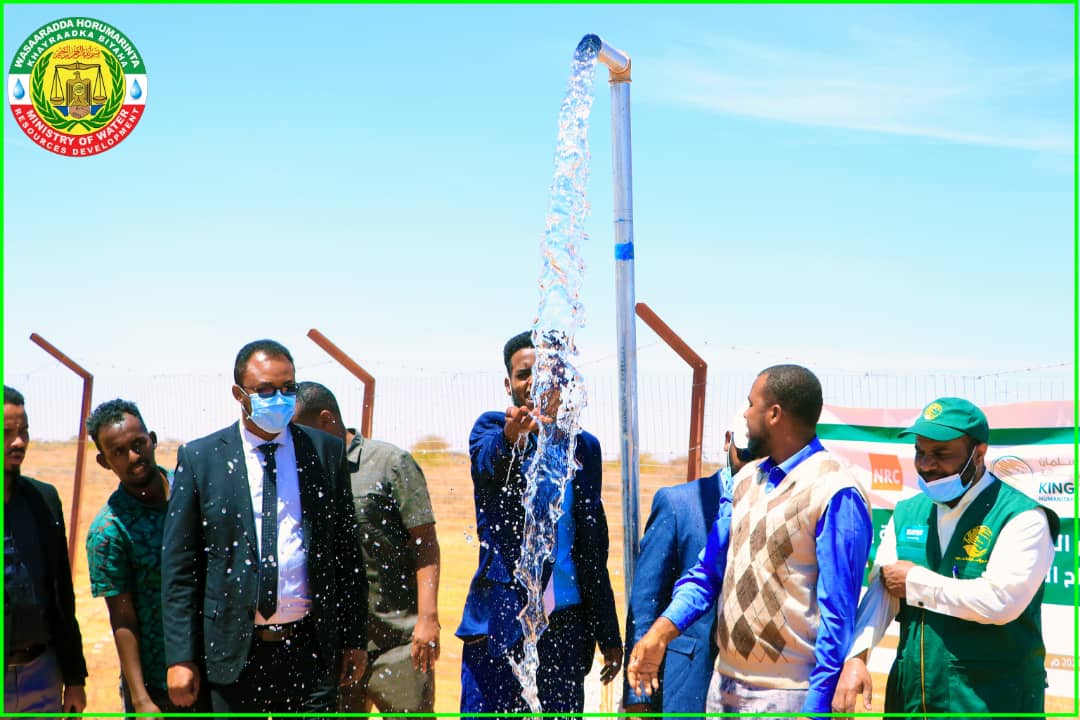Mowrdsl's tweet photo. DG @mhdirir open a new borehole near Buroa, Somaliland implemented @NRC_Norway and funded  King Salman Foundation. 
This is opportunity community life that area get enough water 
#SLWater https://t.co/mttadP0Jp3