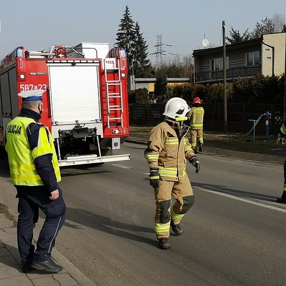 Uwaga kierowcy. Przy ul. 1 Maja w Rybniku pali się w domu jednorodzinnym. Występują utrudnienia w ruchu. Po ranną kobietę przyleciał śmigłowiec LPR.

#pożar #rybnik #uwaga