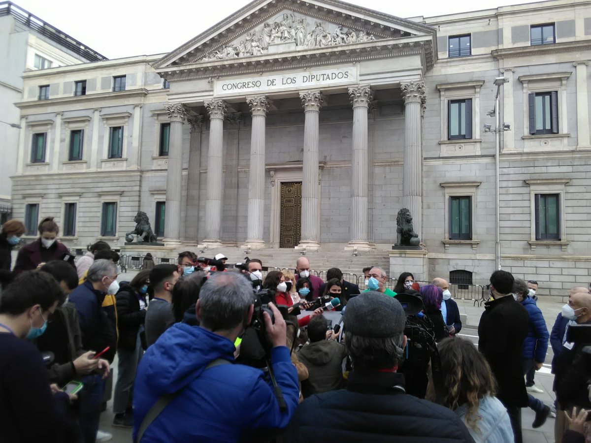 LA_PAH's tweet photo. La #IniciativaLeyVivienda sigue avanzando para lograr que la futura ley de vivienda, sea la Ley que GARANTICE de una vez por todas, este derecho fundamental robado durante décadas.
Hoy en el Congreso recogiendo compromisos políticos a nuestras exigencias https://t.co/OJNcLj33pg