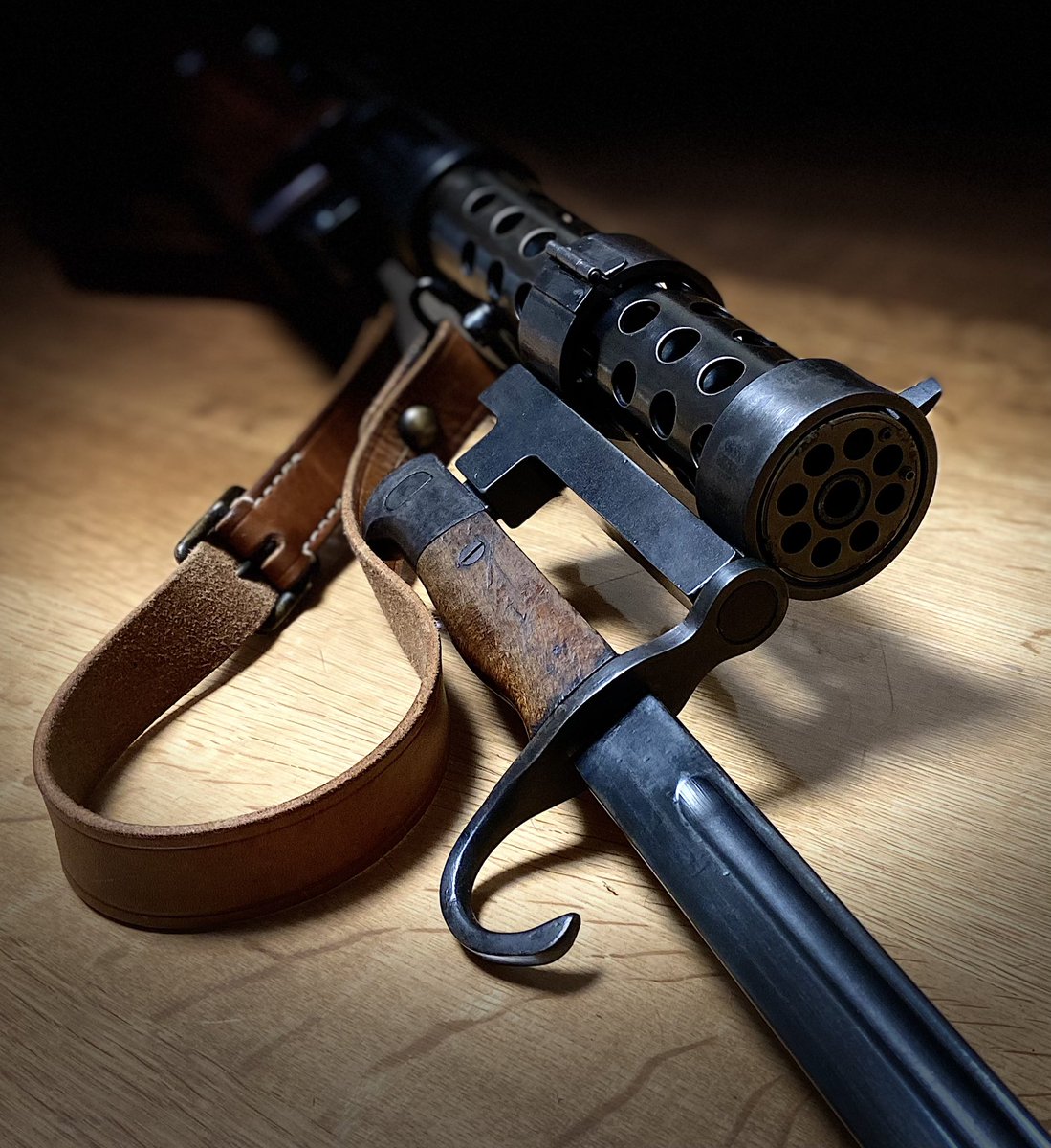 UsXlDoGP3gP0die's tweet photo. #べ式短機関銃 の #着剣装置 を拝領しました。
#黒染 してやると鈍色になって重厚感増します。
#ベルグマン
#mp28
#mp18 https://t.co/MTPJ4XC0V3