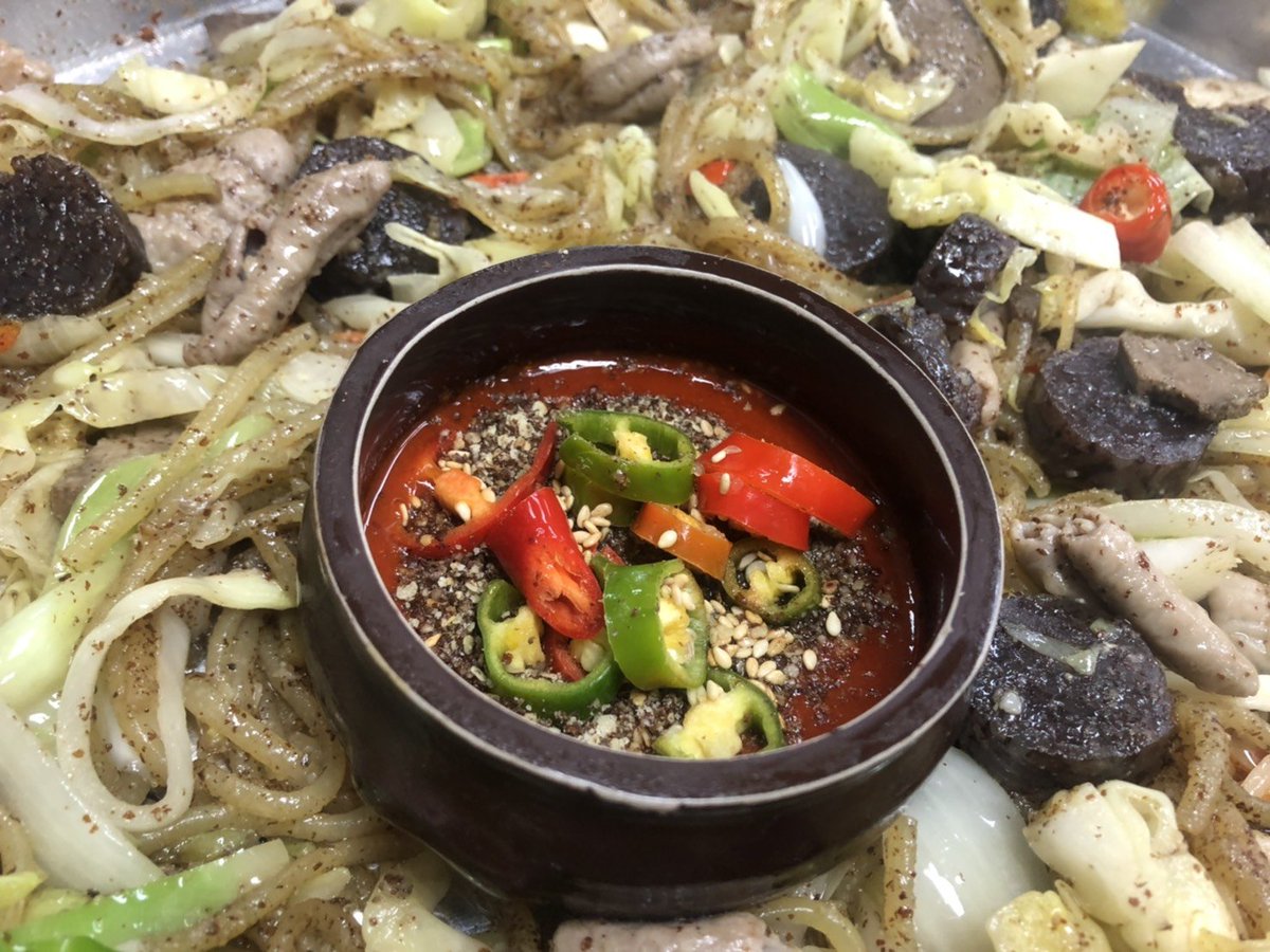 creatrip's tweet photo. Okay, so sundae may not look the most appetizing but it's actually good!😋

When at 순대타운, try the baek sundae bokkeum. 🥘

Gochujang comes on the side so you can choose the level of spice.🔥

📍서울 관악구 신림로59길 14 원빌딩
⏰9:00-2:00

#Sillim #Seoul #Korea #Food https://t.co/rcUyPsFe4j