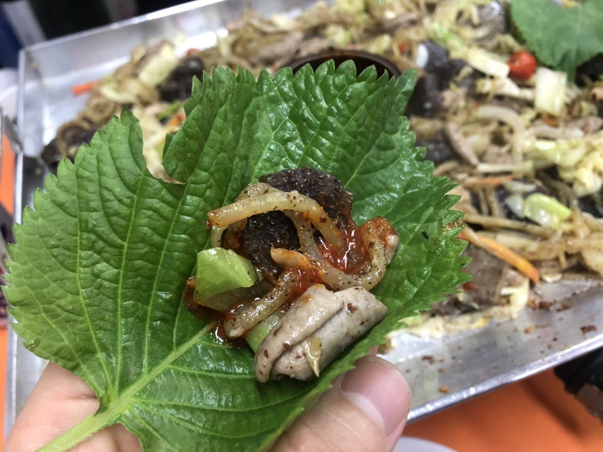 creatrip's tweet photo. Okay, so sundae may not look the most appetizing but it's actually good!😋

When at 순대타운, try the baek sundae bokkeum. 🥘

Gochujang comes on the side so you can choose the level of spice.🔥

📍서울 관악구 신림로59길 14 원빌딩
⏰9:00-2:00

#Sillim #Seoul #Korea #Food https://t.co/rcUyPsFe4j