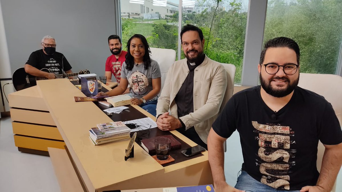 Bom dia.
Deus é  a todo tempo, qualquer lugar e situação.