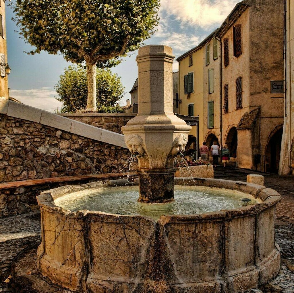 Savez vous où se situe cette fontaine à Roquebrune sur Argens ?

<a href="/estivel/">Estivel</a>.france 

#sunsearoc #visitesterel #cotedazur #visitvar #jaimelapaca #roquebrunesurargens #chapelle #visitcotedazur #cotedazurfrance #fierdusud #jaimelapaca #visitvar #france4dreams… instagr.am/p/CLtnd_2o1rJ/