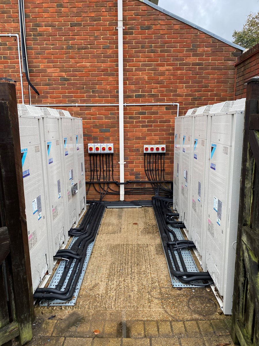 #TBThursday to an air conditioning refit at Fareham Borough Council where installation engineers decommissioned the existing equipment and replaced with Daikin VRV-Q reducing CO2 emissions thanks to the use of lower global warming potential refrigerant #airconditioning #daikin