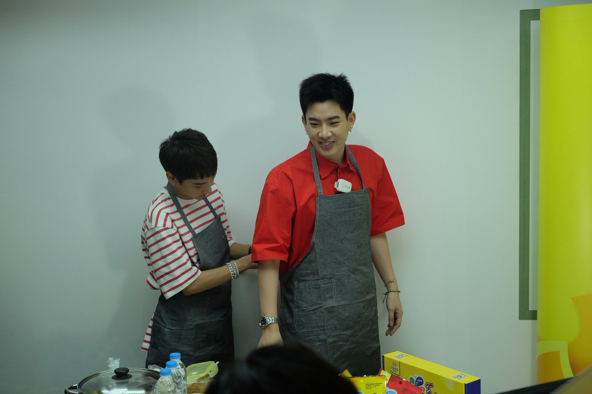 Candy_Rabiit's tweet photo. OffGun are precious
The translation lady said that when OffGun signed their names in private, Off specially asked the little sister what day her birthday was. Then OffGun signed their names on the day of her birthday, and Off also wrote HBD
#OffGunxTaro 
#OffGun 
#เบบี๋ 
#ออฟกัน https://t.co/6bjv87KIqC