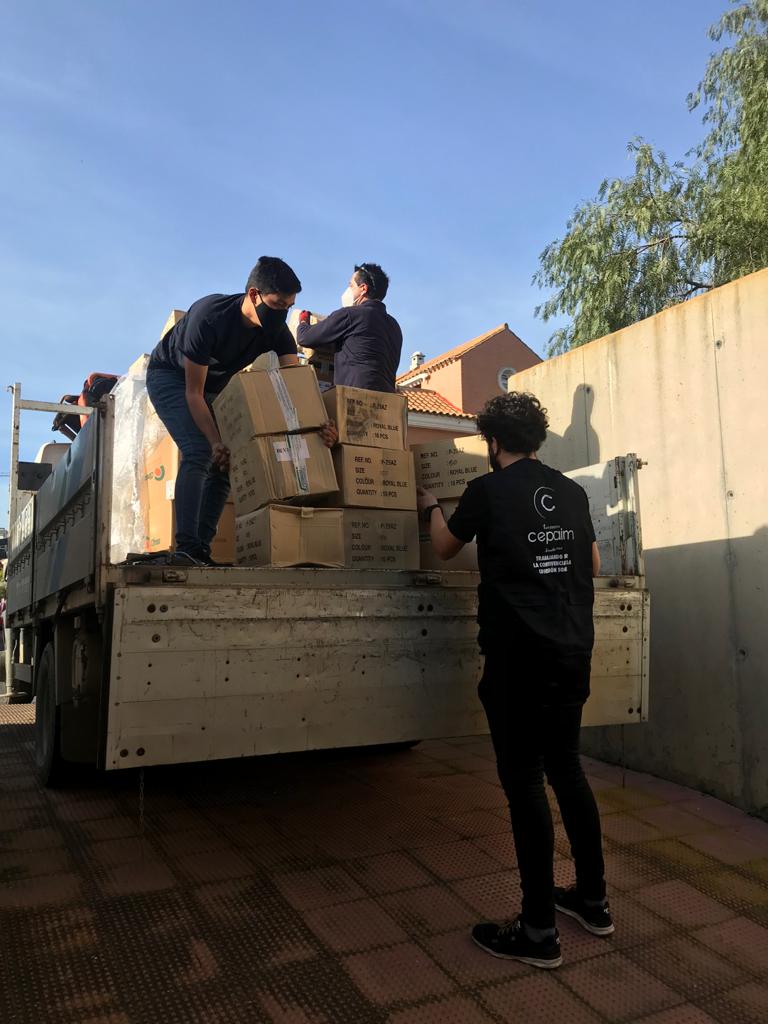FundacionCepaim's tweet photo. En Fundación Cepaim seguimos sumando apoyos de personas que apuestan por #MundoNuevo 🌏 

Esta vez de la mano de la empresa onubense de Ferretería, Maquinaria y Gas #FEMAGAS que ha donado ➕ de 800 👕, 80 👖, 60 🧥 y 18 🪖  al #EquipoCepaimHuelva

🙌🏿Gracias de💙 https://t.co/DMVB7Va5Xc