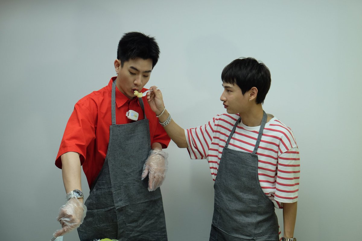 Candy_Rabiit's tweet photo. OffGun are precious
The translation lady said that when OffGun signed their names in private, Off specially asked the little sister what day her birthday was. Then OffGun signed their names on the day of her birthday, and Off also wrote HBD
#OffGunxTaro 
#OffGun 
#เบบี๋ 
#ออฟกัน https://t.co/6bjv87KIqC