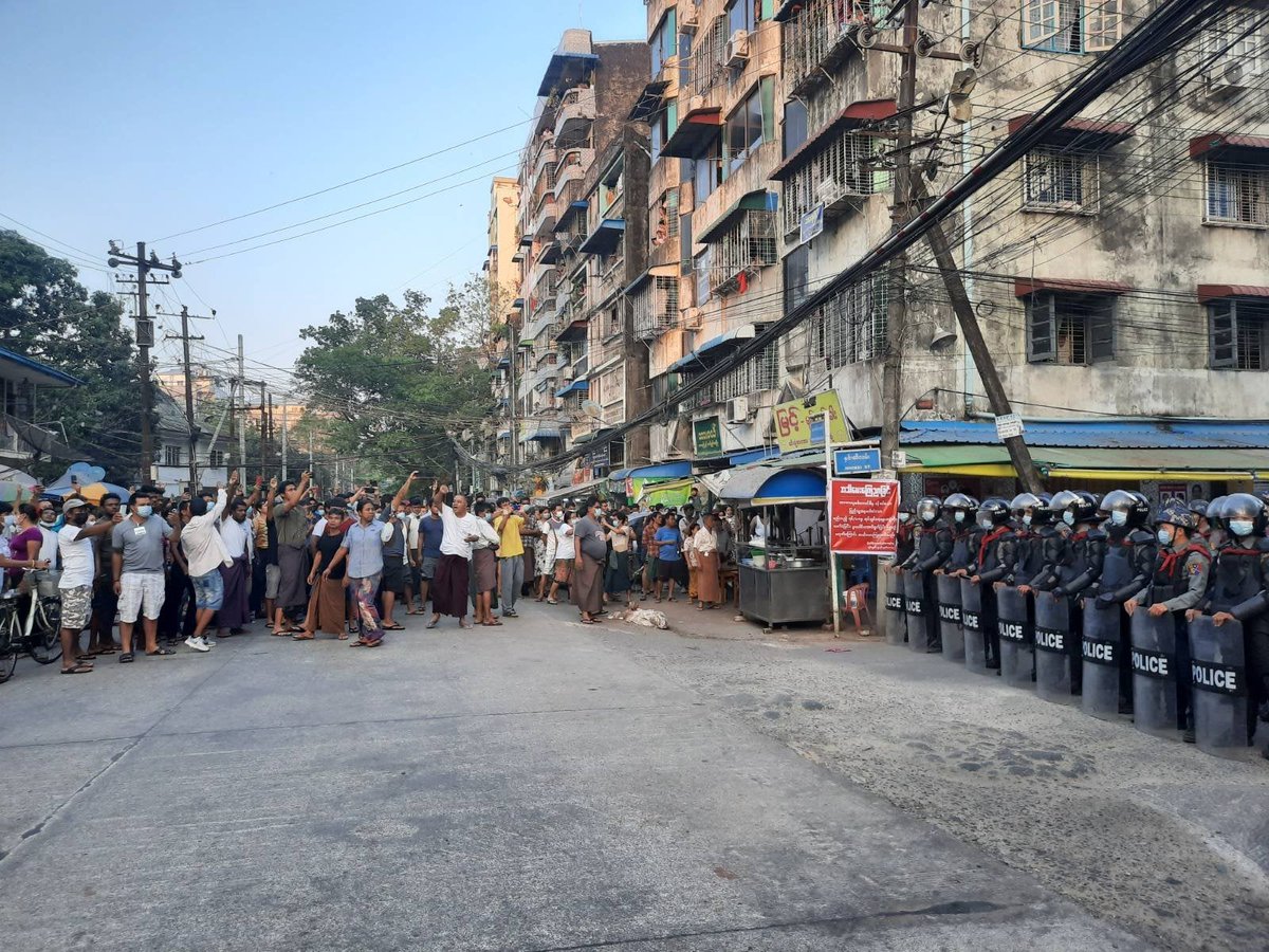 စစ်ကောင်စီခန့်အုပ်ချုပ်ရေးမှူးကို အလိုမရှိကြောင်း ဆန္ဒပြခဲ့သည့် တာမွေမြို့နယ် ဘိုးလိန်းအောင်မင်္ဂလာရပ်ကွက် အုပ်ချုပ်ရေးမှူးရုံးရှေ့တွင် ရဲအင်အားရာချီ ရောက်လာပြီး ရပ်ကွက်ကို ပိတ်ဆို့ထားသည်။