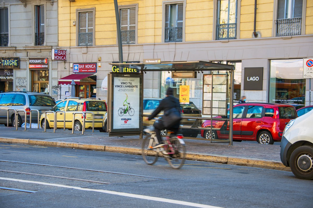 IGPDecaux's tweet image. Esselunga ha promosso il suo piano premi per una #mobilità sostenibile "𝐕𝐢𝐧𝐜𝐢 𝐭𝐮, 𝐯𝐢𝐧𝐜𝐞 𝐥'𝐚𝐦𝐛𝐢𝐞𝐧𝐭𝐞" anche attraverso l'arredo urbano: ecco qualche scatto delle #pensiline e dei #MUPI di Milano, Bologna e Firenze.
.
#IGPDecaux #OOH #outofhome #arredourbano