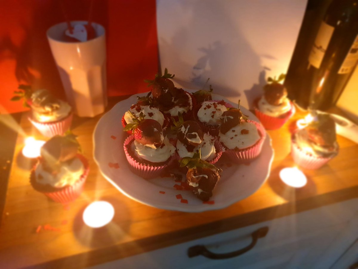 EconomicsNc's tweet image. Red velvet cupcakes decorated with chocolate covered strawberries created by Orlaith O&apos; Byrne Cassidy of @NewportCollege Well done Orlaith 👏😋#ATHE #ATHEDéantaLeGrá