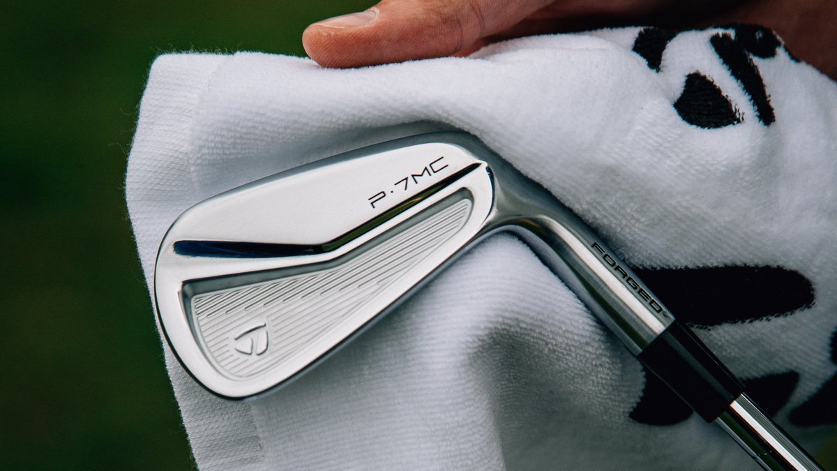 TaylorMadeTour's tweet image. 17th Hole. Par 3. 157 yards. Island green surrounded by water. 1 down for the match. Birdie required. What club are you pulling? #P7MC #TMIronsWeek