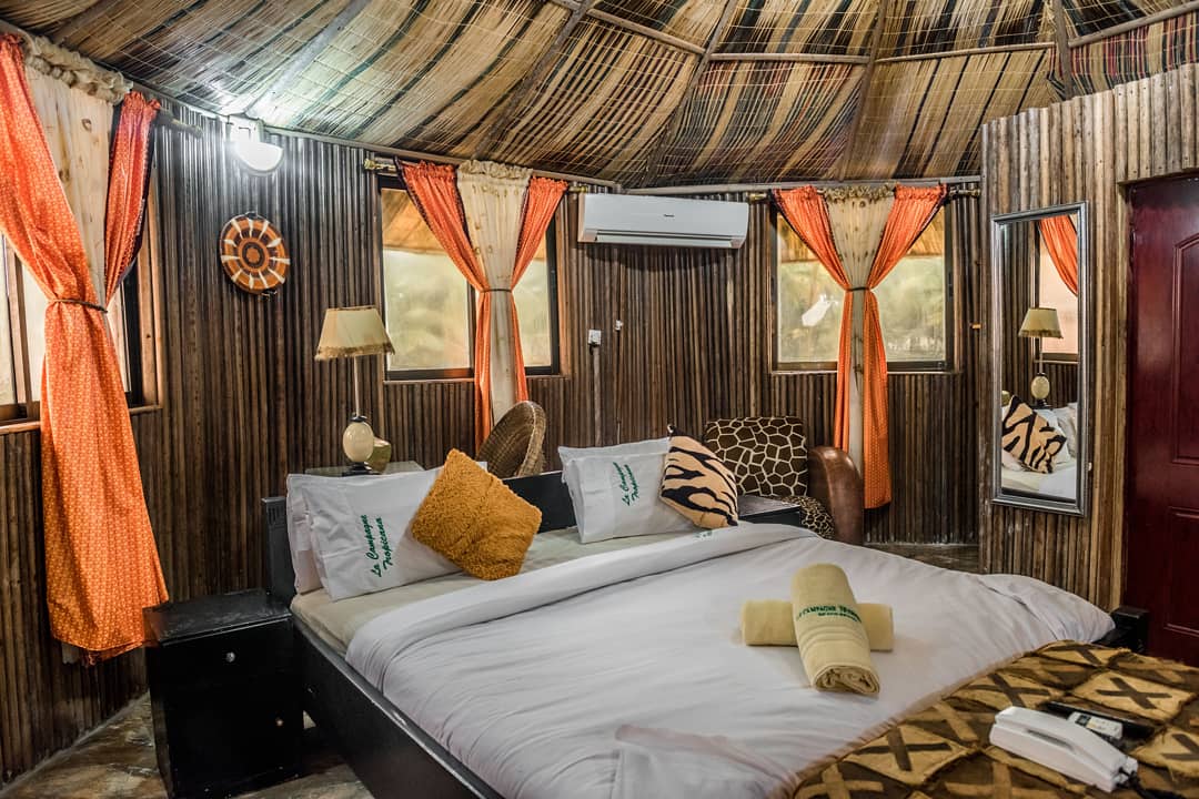 lacampagn_beach's tweet image. Oba -ilerigi (translates to the king on a tree house). This chalet has its own swimming pool with two balconies facing the Atlantic ocean. 

Perfect for honeymooners and private getaways 
#treehouse #treehousemasters #treehousevacation #honeymoon #romanticgetaways #lovehut