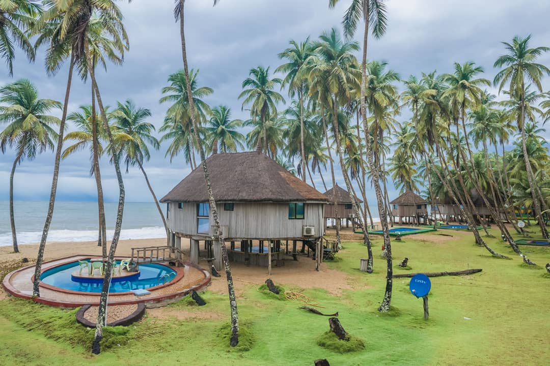 lacampagn_beach's tweet image. Oba -ilerigi (translates to the king on a tree house). This chalet has its own swimming pool with two balconies facing the Atlantic ocean. 

Perfect for honeymooners and private getaways 
#treehouse #treehousemasters #treehousevacation #honeymoon #romanticgetaways #lovehut