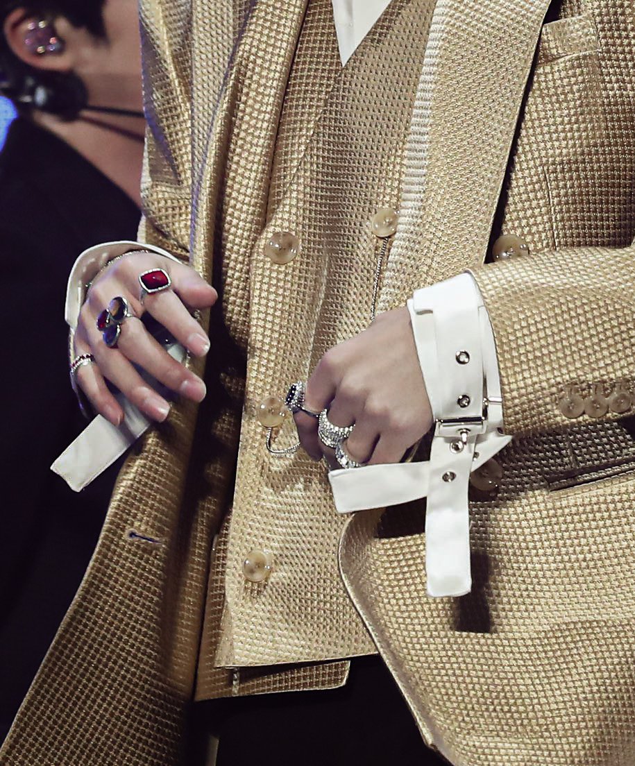 kthprettyhands's tweet photo. loving these rings ✨ https://t.co/Yq9EP9Cera