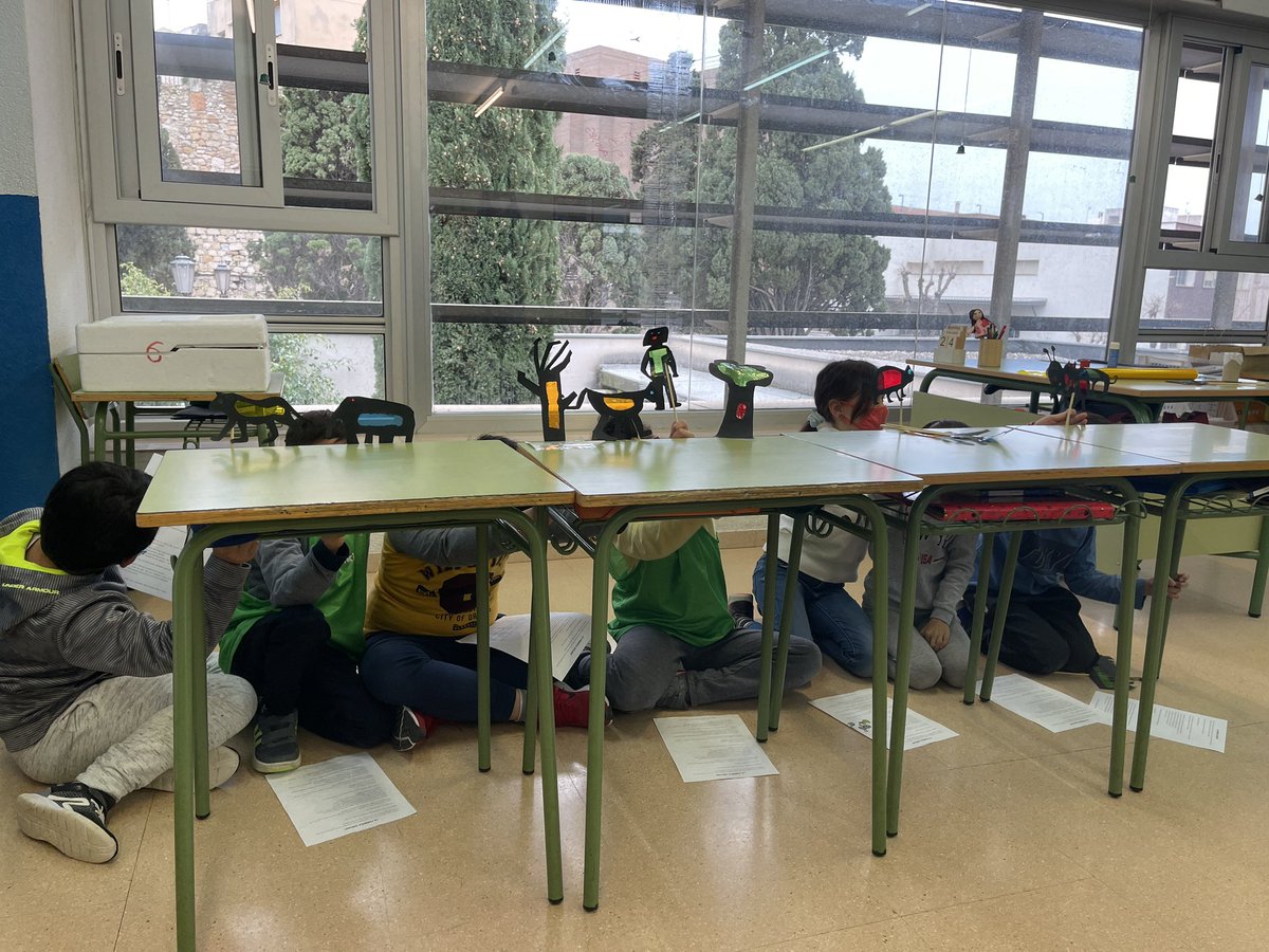 EscolaSaavedra's tweet photo. A #ciclemitjà estem enllestint els nostres contes d’ombres del #projectellum 💡☀️ Ben aviat els podreu veure 👀 i escoltar 📢 @aliancesmagnet @FundacioBofill @etseURV #treballperprojectes #creixalsaavedra https://t.co/Brc9hrzOZ7