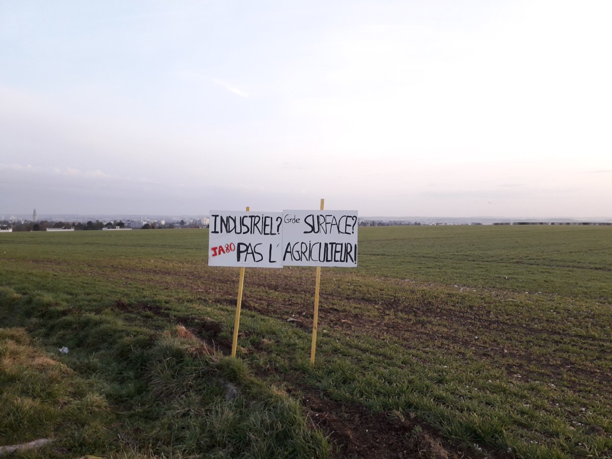 FDSEA80's tweet photo. Depuis EGAlim en 2018, les comptes n'y sont pas 😡! La grde distri joue tjrs la carte de la↘️des prix ! 
👀Sensibilisation des consommateurs, avec des panneaux sur les routes qui mènent à Amiens. Arrêtez de vous graisser sur le dos des consommateurs et des agris ! #transparence https://t.co/Fb3hemeuS7