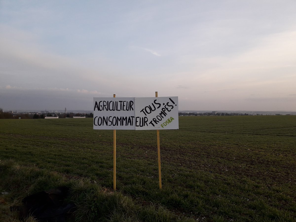 Depuis EGAlim en 2018, les comptes n'y sont pas 😡! La grde distri joue tjrs la carte de la↘️des prix ! 
👀Sensibilisation des consommateurs, avec des panneaux sur les routes qui mènent à Amiens. Arrêtez de vous graisser sur le dos des consommateurs et des agris ! #transparence