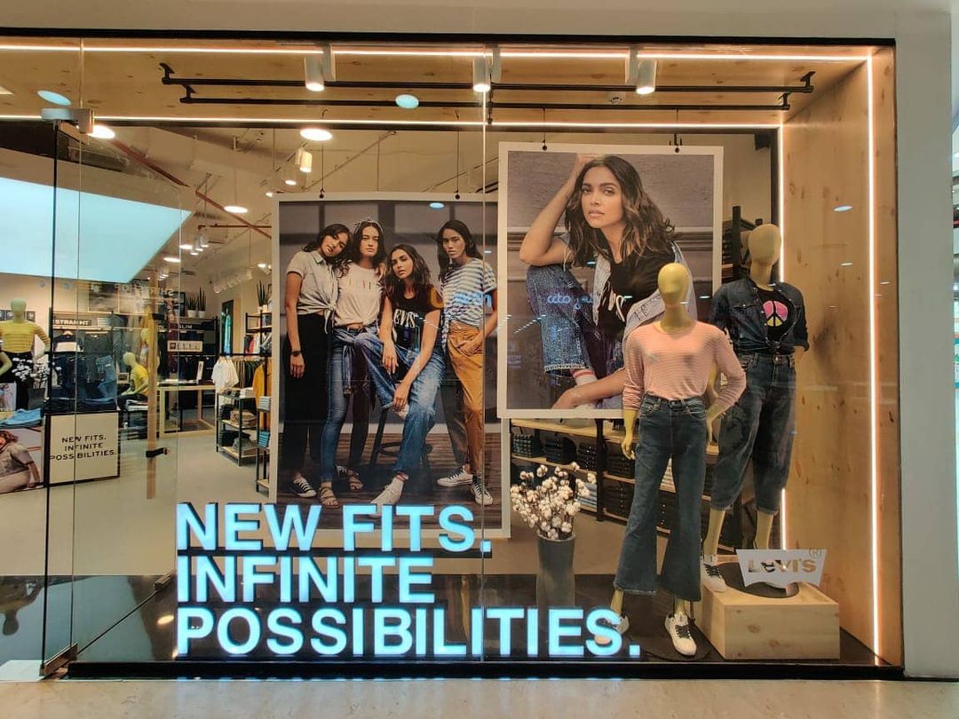 Ranveer Singh and Deepika Padukone lit up the Swadesh store celebrations in  Mumbai, celebrating Indian craftsmanship and festive tradition. While  Ranveer wore a classic cream sherwani, Deepika stunned ..., image size:1080x810