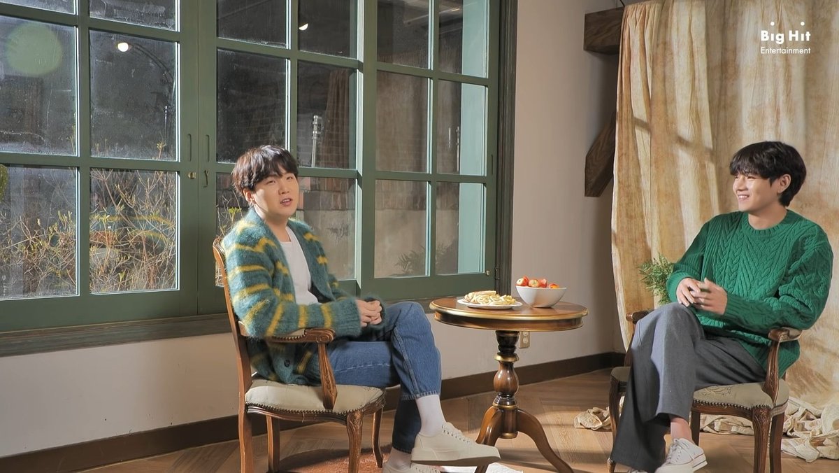 daeagutsd's tweet photo. BE-hind story, another comfort talk with member.

My outfit looks so fluffy right? https://t.co/jpzICJHx5j