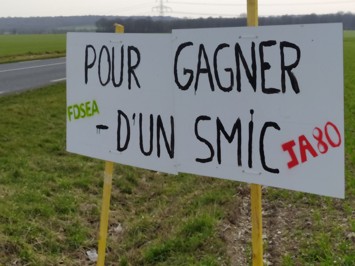 FDSEA80's tweet photo. Action @FDSEA80 et @ja_somme, 2ème message de sensibilisation auprès des consommateurs. #transparence #EGAlim https://t.co/xgLrSOCDbK