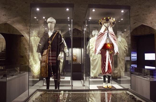 riffianman's tweet photo. Traditional Amazigh clothing exhibited in a museum in Granada. This city became the capital of an Amazigh emirate in Andalusia in the 11th century. Among the Amazigh Ziriden, Granada grew into an important city in Iberia. https://t.co/0v0DKtF0Wz