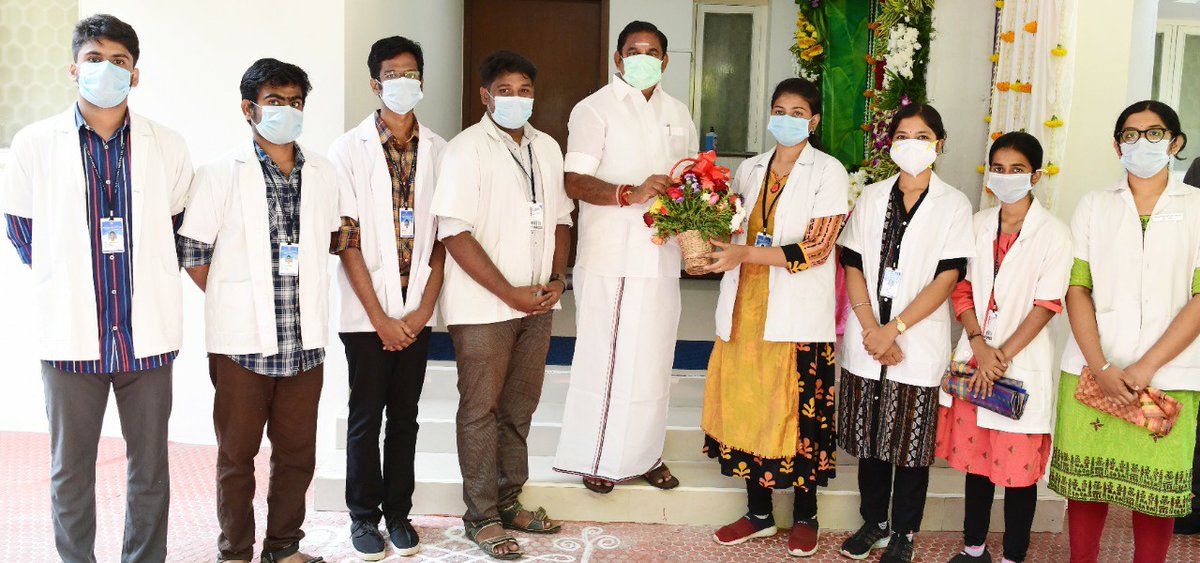 CMOTamilnadu's tweet photo. ஈரோடு அரசு மருத்துவக் கல்லூரியின் கல்விக் கட்டணத்தை குறைத்து அரசாணை வெளியிட்டதற்காக அக்கல்லூரியின் மாணவ, மாணவிகள் இன்று முகாம் அலுவலகத்தில் நேரில் சந்தித்து தங்களது நெஞ்சார்ந்த நன்றியினை தெரிவித்தனர். https://t.co/NThwy55WF5